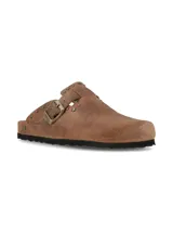 Zueco Hush Puppies modelo Mollet Tan, color marrón, confeccionado en cuero con detalles de tachas metálicas y una hebilla de ajuste lateral en tono bronce.