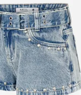 Short micro de jean con tiro bajo, trabillas, bolsillos y detalle de tachuelas aplicadas en el borde inferior. Confeccionado en 100% algodón de la marca Blue Steel.