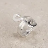 Anillo de plata 925 con diseño abierto, acabado satinado y detalles de terminación brillante.