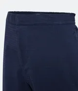 Bermuda de hombre, corte slim, color blanco con textura visible. Confeccionada principalmente en lino y algodón, con un pequeño porcentaje de elastano para mayor ajuste. Presenta cintura elástica y bolsillos laterales.