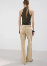 Jeans de tiro medio color tostado, de corte recto y holgado, con diseño clásico de cinco bolsillos y trabillas para cinturón.