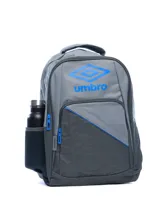Mochila Umbro color gris con detalles en azul y gris oscuro. Cuenta con un compartimento principal, un bolsillo frontal con cierre, un bolsillo lateral de malla para botella y un asa superior. El logo de Umbro está estampado en azul en la parte superior frontal.