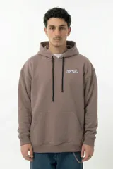 Hoodie color visón con calce relajado, capucha con cordones ajustables y bolsillo canguro frontal. Presenta un estampado pequeño en el pecho con el logo de la marca en estética hand-drawn.