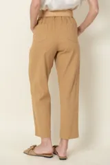 Pantalón italiano de algodón y spandex, color gris claro, de corte ancho y recto, con bolsillos laterales y cinto rústico elastizado.