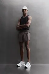 Short de running confeccionado en tejido técnico ligero y elástico con estructura. Cuenta con forro interior, cintura elástica ajustable con cordón, bolsillo trasero con cierre oculto, bolsillos laterales multifunción y aberturas laterales en las perneras.