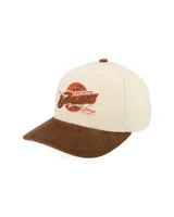 Gorro tipo cap de Mitchell & Ness con visera de pana color marrón y corona color crema. Presenta un bordado frontal con el logo de los Cleveland Cavaliers.