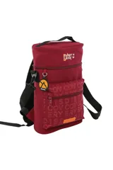 Mochila matera de color verde militar con diseño cilíndrico y marca Discovery. Cuenta con compartimentos con cierre, asa superior y correa ajustable. Presenta estampados de coordenadas y el logo de la marca en relieve.