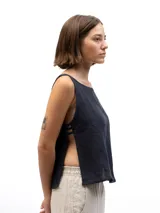 Musculosa de lino color azul marino, con escote redondo y laterales abiertos unidos por lazos decorativos.