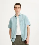 Camisa de hombre de manga corta confeccionada en mezcla de lino y algodón. Presenta un calce comfort, cuello camisero, cierre frontal con botones y un bolsillo en el pecho. Marca Marfinno.