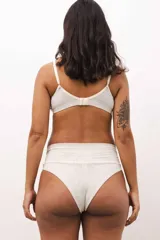 Culotte de algodón negro con faja de tiro alto diseñada para adaptarse al cuerpo durante el embarazo y postparto, brindando sujeción suave y comodidad.