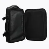 Mochila de diseño técnico y minimalista en color negro, con múltiples compartimentos, correas de compresión laterales y asa de transporte reforzada. Cuenta con cierres frontales y laterales, ideal para uso urbano o viajes.