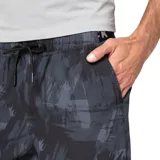 Short deportivo con calza interior incorporada, confeccionado en tejido de secado rápido con estampado abstracto en tonos oscuros. Cuenta con cintura elástica y cordón ajustable.