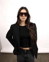 Lentes de sol estilo aviador con montura gruesa de carey y lentes marrones degradé.