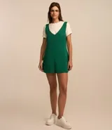 Enterito corto de Blue Steel confeccionado en viscosa, con escote en V tanto en el frente como en la espalda, breteles anchos y bolsillos laterales.