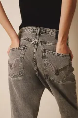 Jean de tiro alto, color gris claro con efecto lavado y desgastes. Diseño de pierna recta y ruedo desarmado.