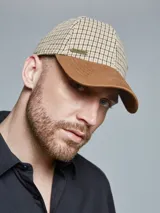 Gorra con diseño a cuadros en tonos beige y marrón, con visera marrón y logo de la marca en el frente.
