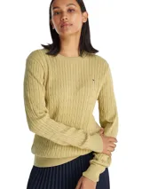 Sweater de manga larga color verde claro, con cuello redondo y tejido de punto trenzado (cable knit) vertical. Presenta un pequeño logo bordado en el pecho.