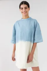 Remerón oversize de corte recto y mangas cortas, con diseño bicolor degradado en tonos celeste y blanco, y cuello redondo alto.
