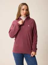 Buzo de polar con cuello alto y medio cierre frontal. Presenta un diseño de manga larga con puños elásticos y logo bordado en el pecho.