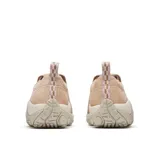Zapatillas tipo slip-on Merrell modelo Jungle Moc, confeccionadas en gamuza color beige con suela de goma antideslizante y entresuela de espuma EVA para mayor amortiguación.