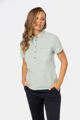 Camisa de lino lisa de manga corta con medio botón, cuello camisero, dos bolsillos en el pecho y botones metálicos personalizados.