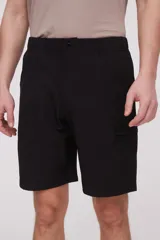 Bermuda de poliéster color negro, con cintura elástica, cierre frontal con botón y bolsillos laterales.