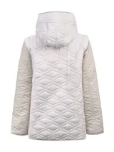 Campera reversible acolchada de color beige, con capucha desmontable, mangas largas y bolsillos frontales aplicados. Cuenta con cierre de botones y diseño matelasse.