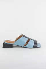 Sandalias descalzas de cuero combinadas en negro y beige, con taco cuadrado bajo y puntera cuadrada.