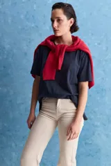 Jean de tiro alto con corte recto, confeccionado en denim con spandex. Presenta un lavado gris oscuro con efecto desgastado, cierre frontal con botón y bolsillos laterales y traseros.