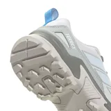 Championes de trekking Adidas Terrex Eastrail 3 W para mujer, color gris con detalles en celeste y azul, confeccionados en malla y materiales sintéticos con suela dentada para mayor tracción.