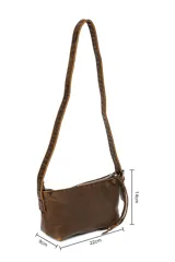 Bandolera negra de cuero sintético con correa ajustable y llavero.