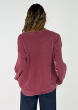 Sweater de punto de algodón con efecto lavado, cuello redondo, manga larga caída y terminaciones en rib.