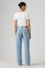 Jean de mujer color azul claro, de corte holgado y tiro medio.