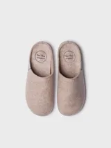 Pantuflas destalonadas Toni Pons modelo Mona, color beige, confeccionadas en fieltro de botellas de plástico recicladas, con suela flexible y liviana.