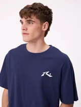 Remera de manga corta color blanco, con cuello redondo y logo de la marca Rusty estampado en pequeño en el pecho. Presenta un corte regular fit.