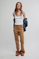 Musculosa de punto acanalado blanca con ribetes azules en contraste en el escote y sisas, de calce ajustado y largo corto.