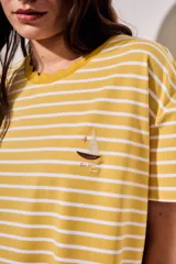 Vestido midi de manga corta con diseño a rayas horizontales amarillas y blancas, cuello redondo y detalle de bordado pequeño en el pecho.