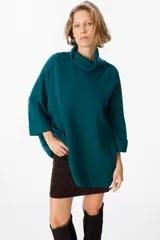 Sweater verde militar de viscosa, poliéster y poliamida, con cuello alto y mangas 3/4 con puños doblados.