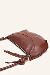 Cartera bandolera de cuero marrón con forma relajada, diseño de costuras curvas y detalles de nudos hechos a mano en las asas.