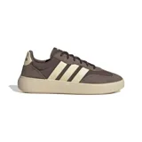 Championes Adidas Barreda Decode de estilo urbano, confeccionados con una combinación de ante y nailon en color marrón. Presentan las icónicas tres bandas laterales en tono crema, puntera en forma de T y una suela de goma robusta en color beige que proporciona amortiguación y confort.