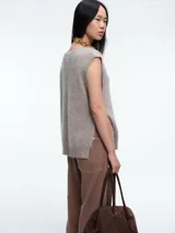 Chaleco tejido sin mangas con escote en V, confeccionado en cashmere con textura suave y diseño de líneas simples.