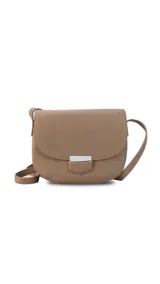 Bandolera de símil cuero color marrón claro, con tapa y presilla para mayor seguridad. Cuenta con una correa extensible y un detalle metálico plateado en el frente.