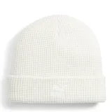 Gorro tipo beanie de punto waffle, color blanco, con borde doblado y logo de la marca bordado al tono en la parte frontal.