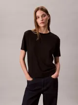 Remera negra de cuello redondo y manga corta, confeccionada en jersey de algodón supima, con logo emblemático de Calvin Klein bordado tono sobre tono en el pecho.
