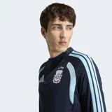 Buzo de entrenamiento Adidas Tiro Training Selección Argentina 26, color azul marino con detalles en celeste en mangas y hombros. Incluye cierre parcial en el cuello, logo de Adidas y escudo de la AFA en el pecho. Diseño con tecnología Formotion.