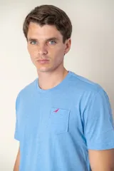 Remera azul marino de algodón con cuello redondo, manga corta, bolsillo en el pecho y logo bordado de un pájaro. Corte clásico.