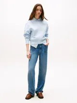 Buzo celeste de cuello redondo, marca Tommy Hilfiger, con logo bordado en el pecho y logo bordado en la manga. Confeccionado en piqué de mezcla de algodón, con cuello, puños y bajo de punto canalé.