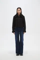 Campera de color marrón con cierre frontal, cuello y puños con detalle de piel sintética en tono beige.