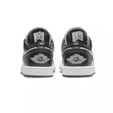 Championes Nike Air Jordan 1 Low, color blanco y negro, con diseño de caña baja y suela de goma.