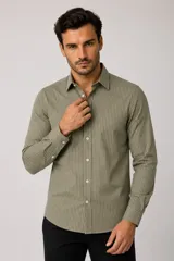 Camisa de algodón de manga larga con diseño de rayas verticales en tonos gris y blanco, cuello camisero clásico y cierre frontal con botones.